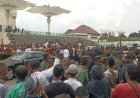 Usai Jumatan, Warga Karanganyar Geruduk Presiden Jokowi