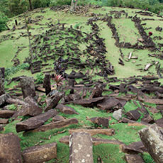 Temuan Makam Kuno dan Menhir di Gunung Padang